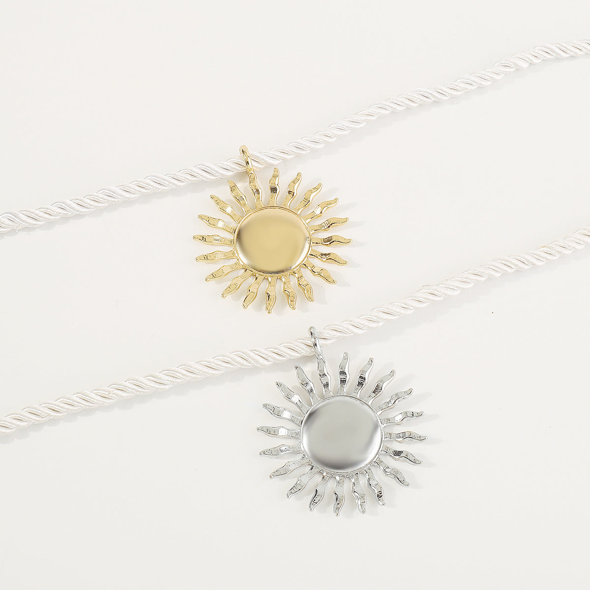 Dulce y Atrevido Collar de Clavícula con Colgante de Girasol Geométrico, Conjunto en Aleación con Acabado Chapado