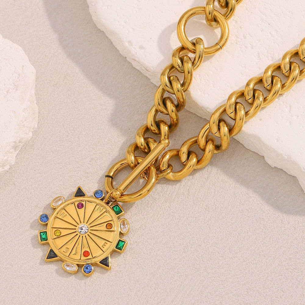 Collana con Pendente Bussola Geometrica di Tendenza in Acciaio Inossidabile con Placcatura Oro 18K per Donna