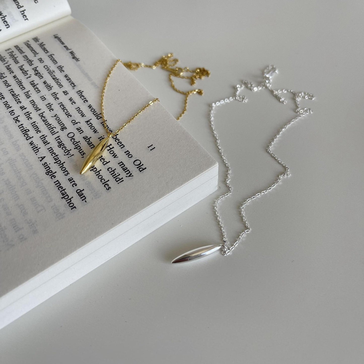 Collana Pendente Minimalista in Stile Naturale con Doppia Punta in Argento Sterling 925 Placcato Oro e Accento di Perla su Catena di Perline
