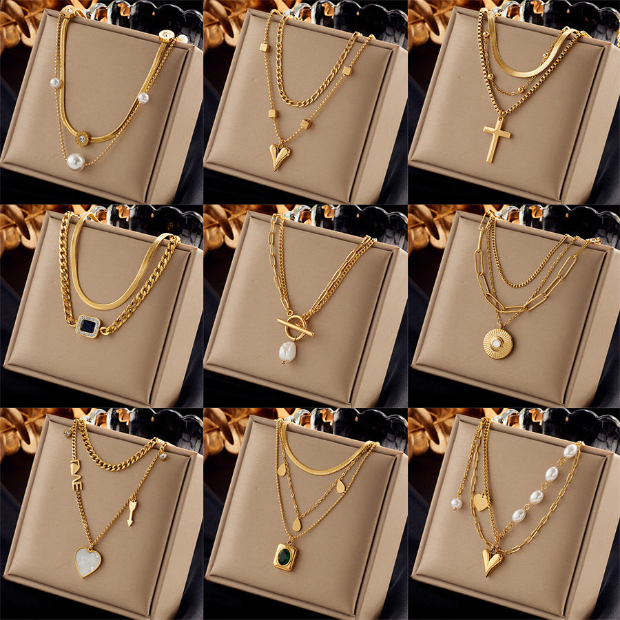 Collana con Pendente Geometrico Irregolare a Croce e Cuore Minimalista in Acciaio al Titanio con Finitura Placcata da Donna