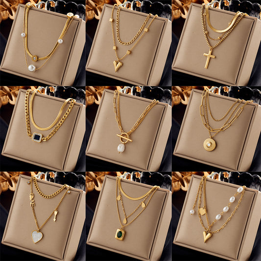 Collana con Pendente Geometrico Irregolare a Croce e Cuore Minimalista in Acciaio al Titanio con Finitura Placcata da Donna