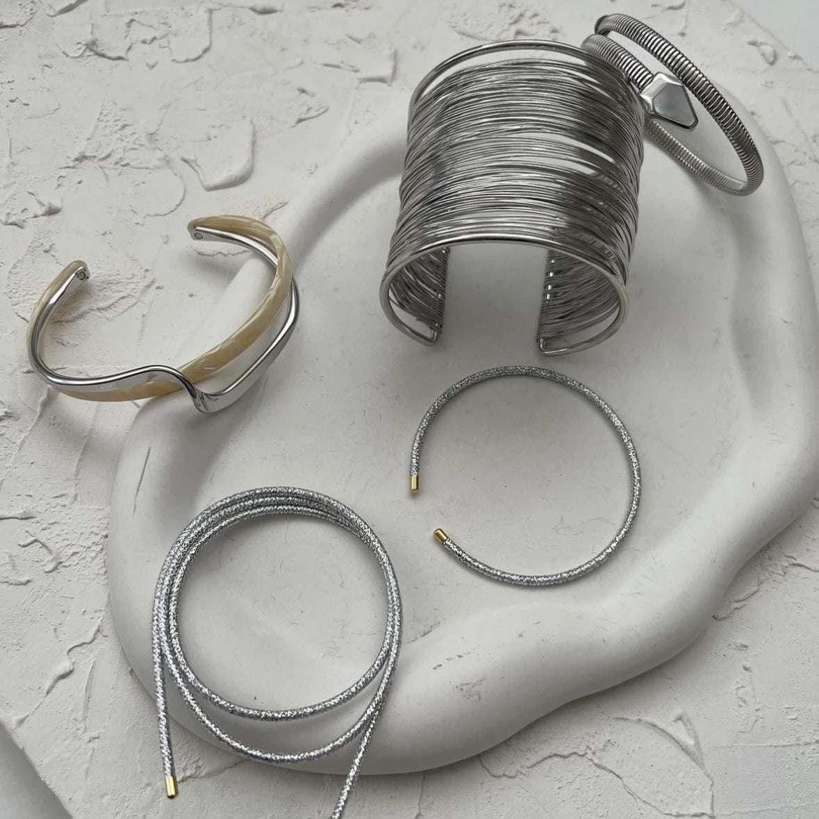 Bracciale a Polsino Aperto Lavorato a Spazzola in Metallo, Stile Streetwear Minimalista da Donna