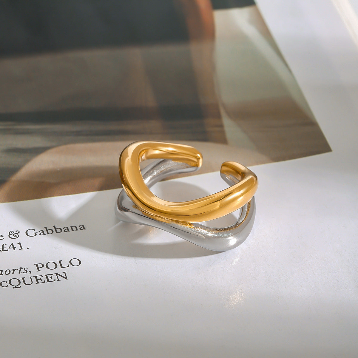 Anillo de Acero Inoxidable con Baño de Oro y Diseño Geométrico para Mujer