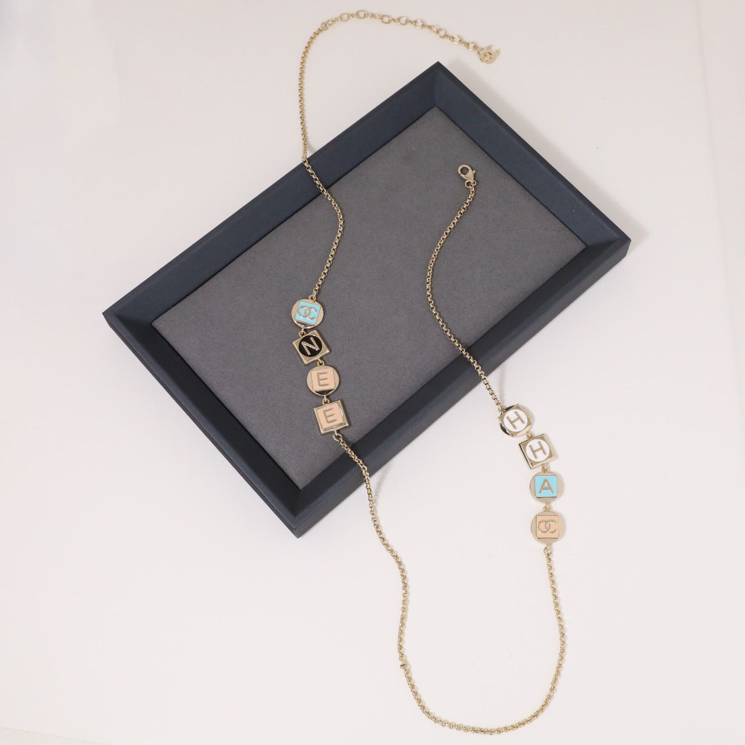 Collar con letras de esmalte de latón chapado en oro de lujo con colgante de plata de ley 925 para mujer