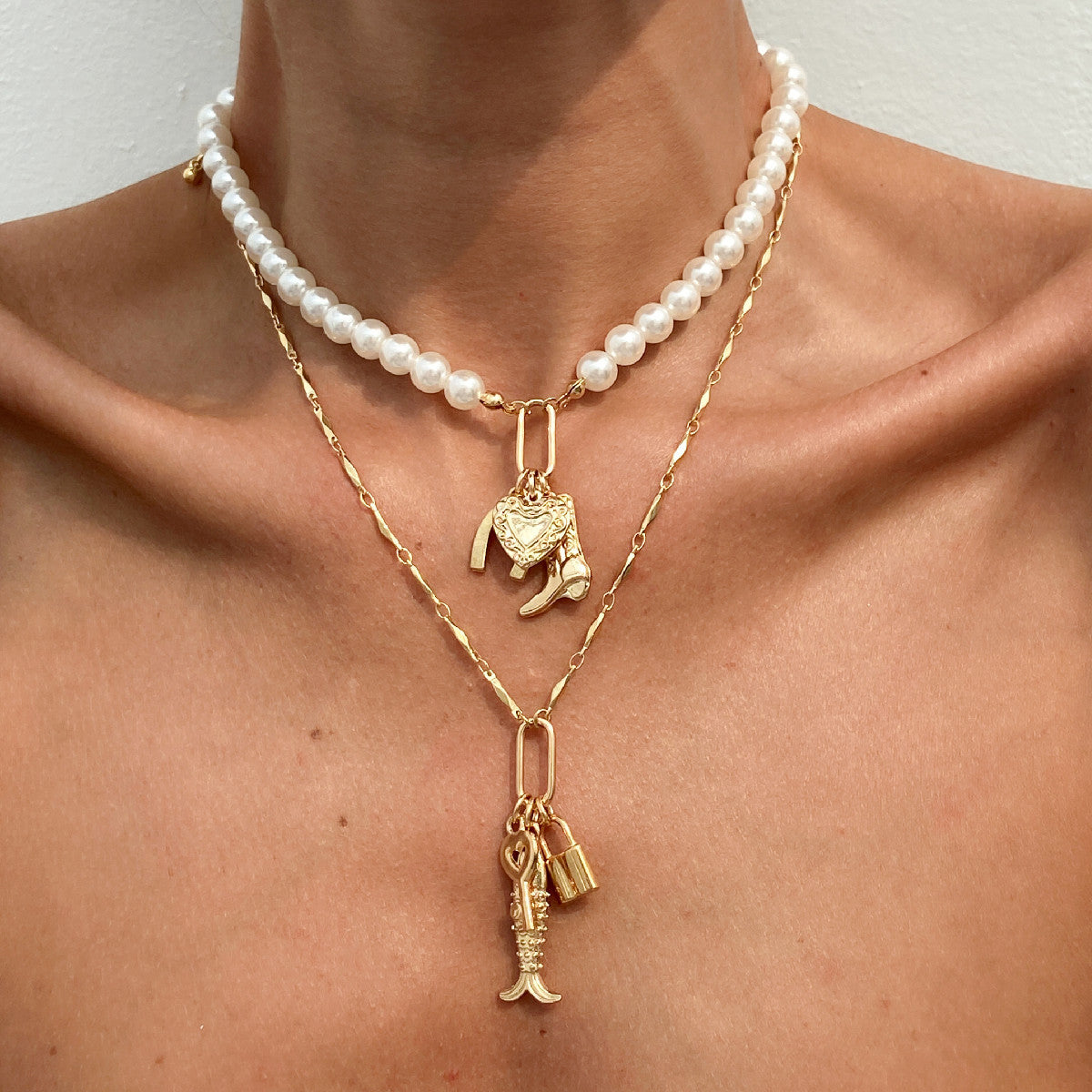 Collar con colgante de corazón y lazo de estilo vintage francés con aleación chapada, detalles de perlas y diseño de cadena irregular para mujeres y hombres