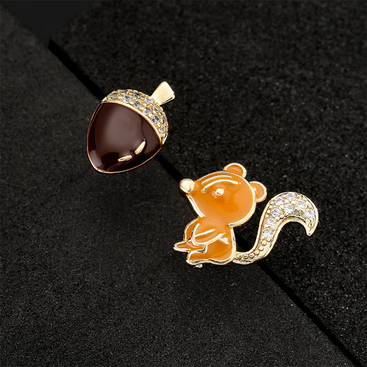 Aretes de ardilla y piña estilo "Ins" en cobre con baño de oro de 18K y detalles de esmalte