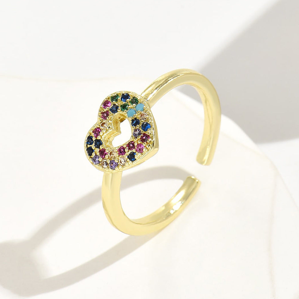 Anello a cuore geometrico aperto da donna con base in rame placcata in oro 18 carati e intarsi in zirconi arcobaleno