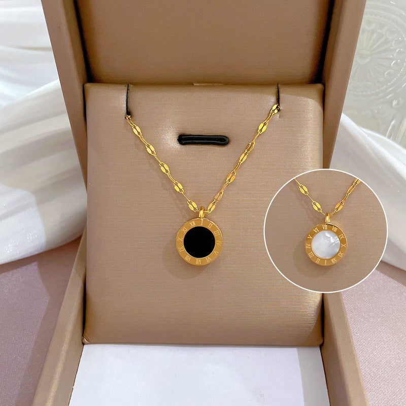 Collana con pendente geometrico minimalista in acciaio al titanio placcato per donna