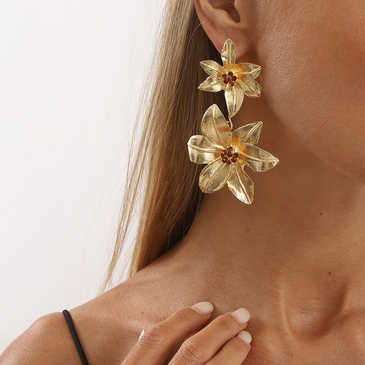 Pendientes de aleación con diseño floral elegante y acabado galvanizado para mujer, aretes minimalistas y versátiles a la moda