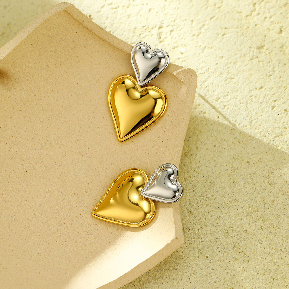 Pendientes de acero de titanio chapados en forma de corazón minimalistas y elegantes para mujer