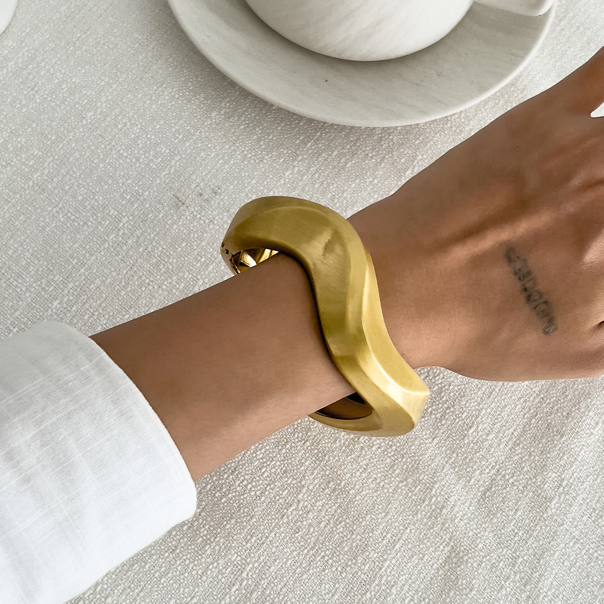 Pulsera de puño de metal geométrica irregular para mujer con acabado chapado y efecto ombré