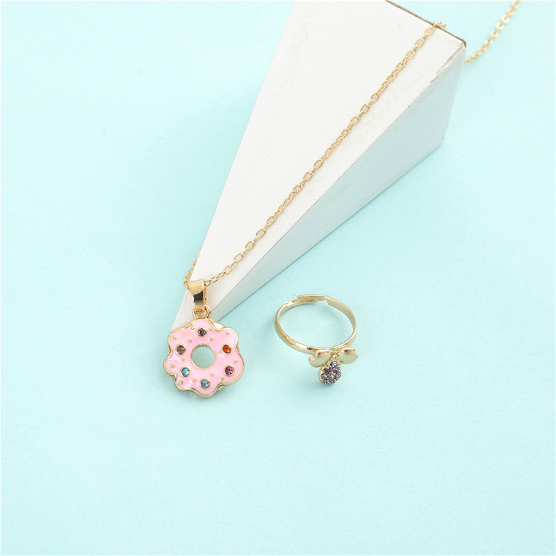 Set di collane in lega a forma di fiore e ciambella in stile cartone animato per bambini con finitura in smalto e catena a croce