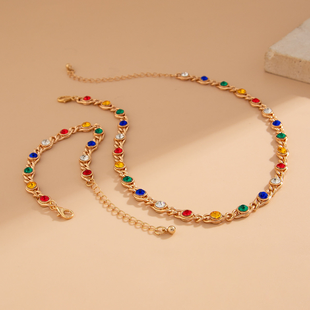 Collar con colgante de diamantes de imitación geométrico, dulce y atrevido, minimalista para mujer, con dije de aleación chapado y cadena entrelazada