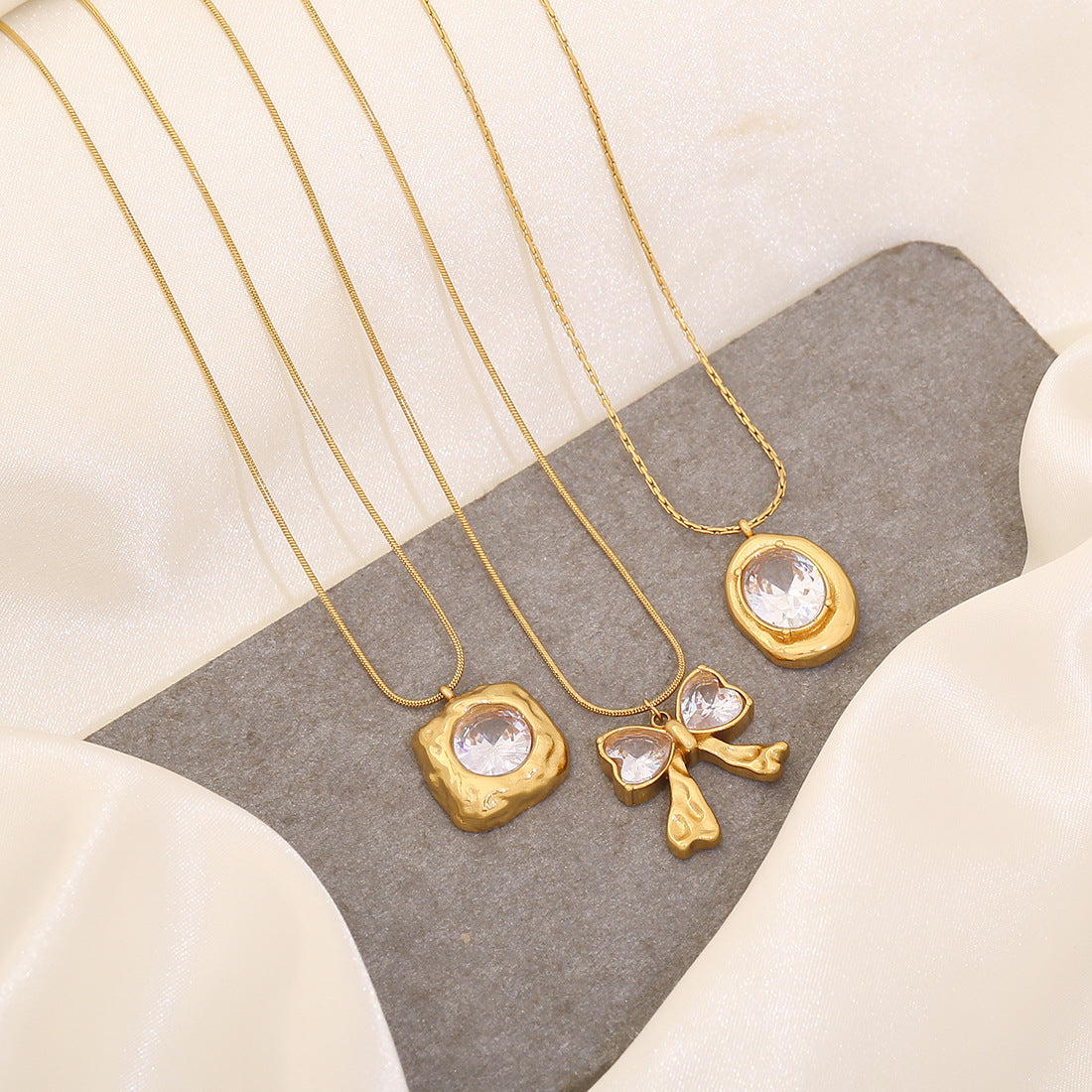 Collana con ciondolo a farfalla irregolare geometrica alla moda in acciaio inossidabile con finitura galvanica da donna