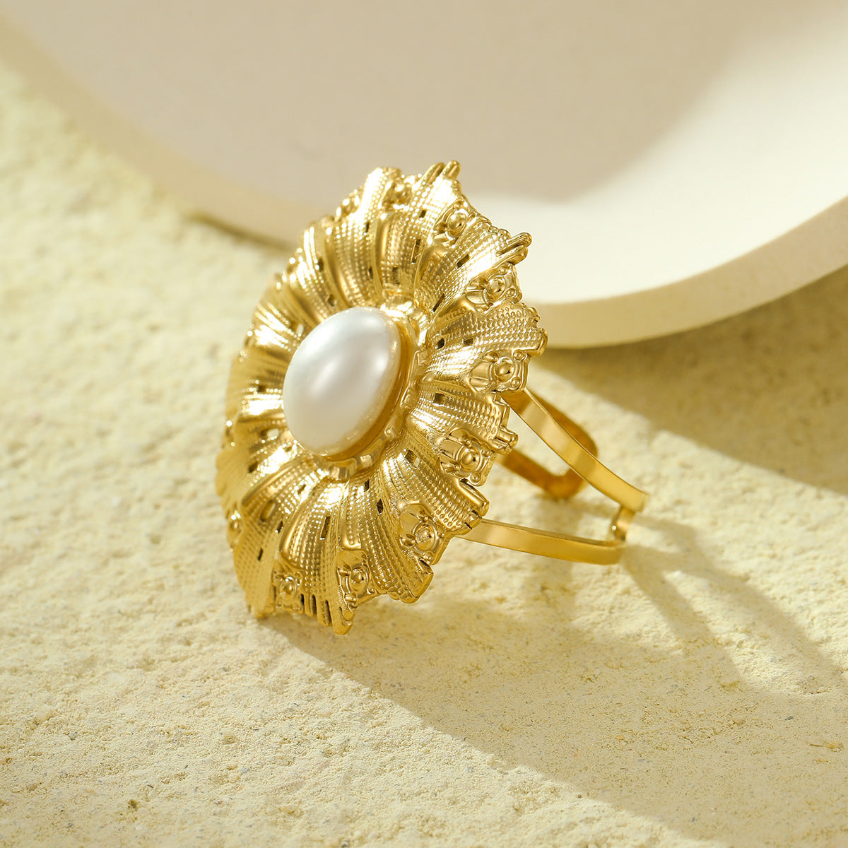 Anillo de acero de titanio con incrustaciones de perlas y textura floral geométrica irregular para mujer con acabado chapado
