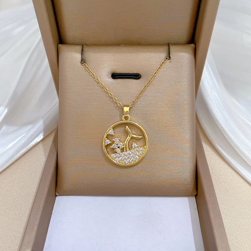 Elegante collar con colgante de cola de sirena con salpicaduras de agua para mujer con incrustaciones de diamantes de imitación en cadena de acero de titanio de forma geométrica