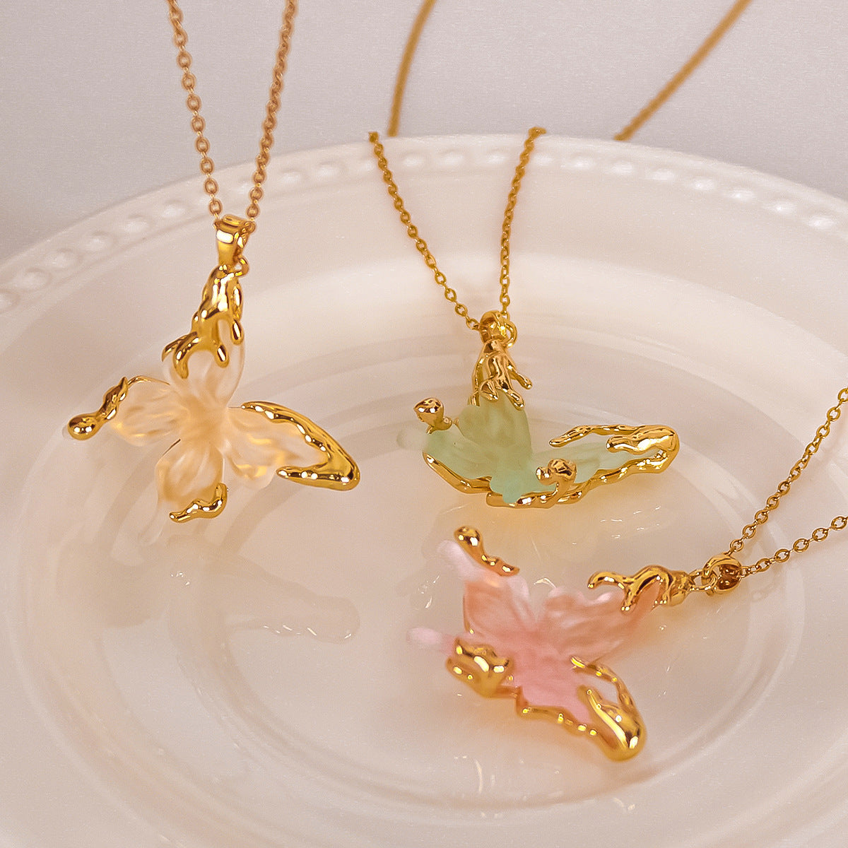 Collana pendente a farfalla minimalista in acciaio inossidabile con finitura placcata sottovuoto in oro 18 carati su catena a O per donna