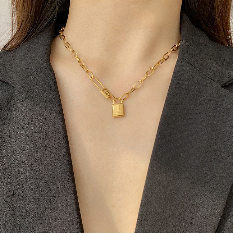 Collana con Ciondolo Lucchetto dell'Amore Minimalista da Donna in Acciaio al Titanio con Placcatura Sottovuoto su Catena Cubana