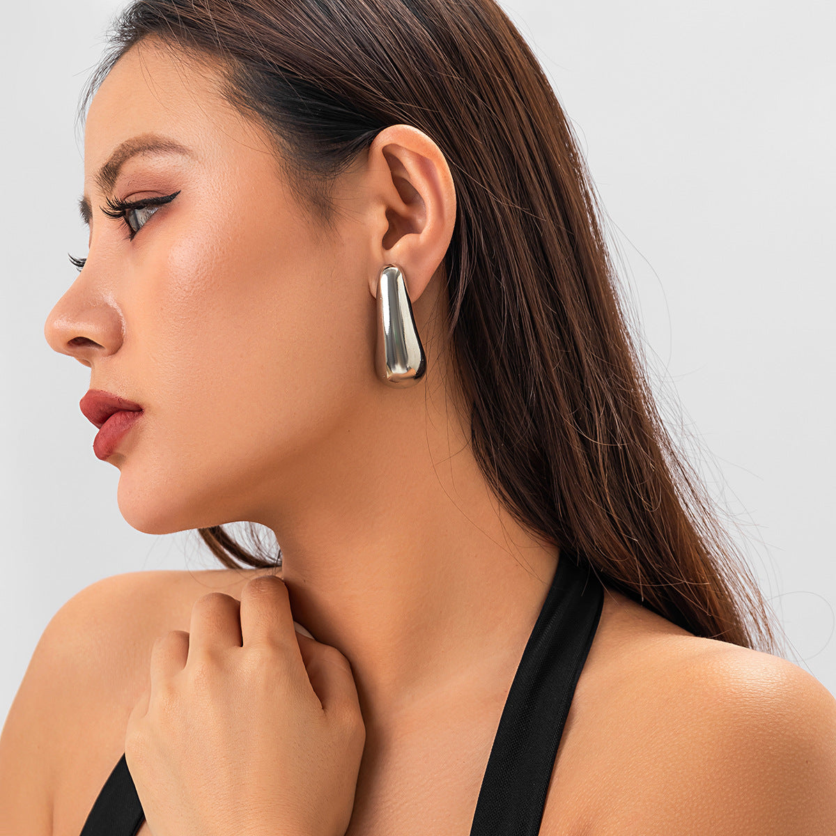 Pendientes de Metal Geométricos Plisados con Borlas Exageradas, Postes de Acero Inoxidable y Acabado Chapado para Mujer