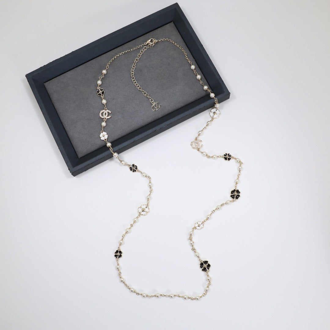 Collar floral de lujo para mujer de latón chapado en oro con esmalte de diamantes de imitación y cadena de bolas de perlas