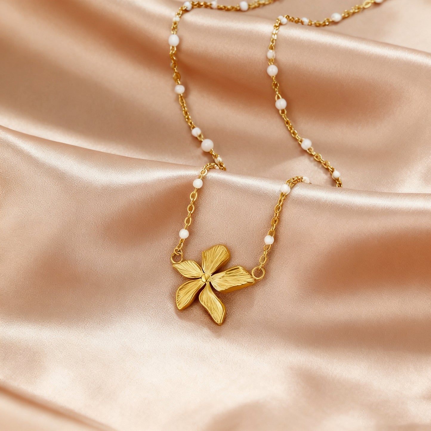 Collana da donna in acciaio inossidabile placcato oro di lusso con catena a maglie floreali