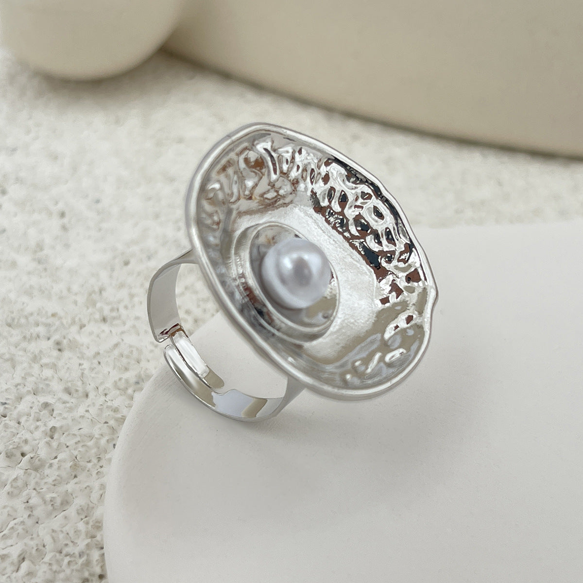 Anillo abierto minimalista de hoja geométrica chapado en oro con perla de imitación para mujer con detalles circulares irregulares y con volantes texturizados