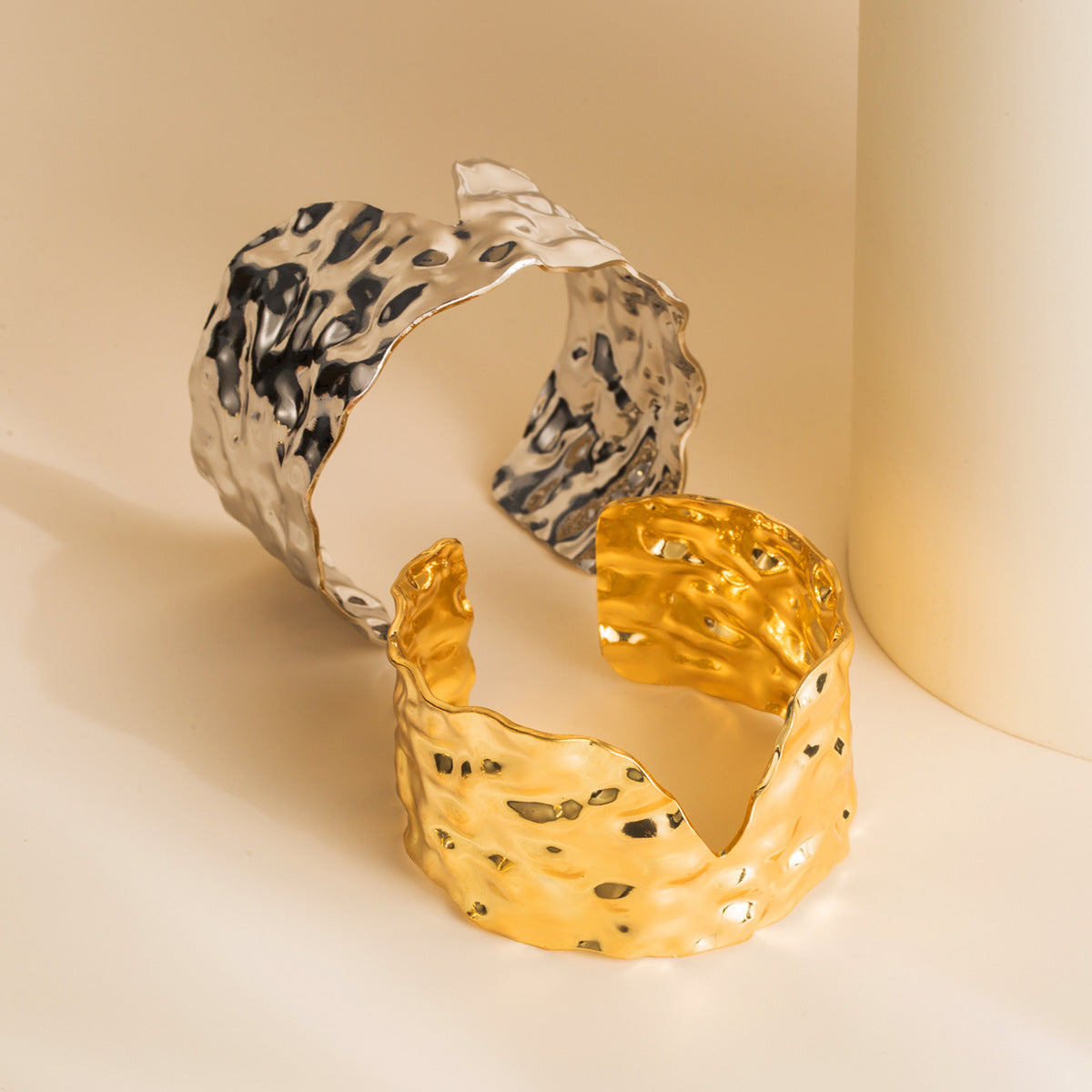 Pulsera grande con textura geométrica estilo punk de hierro con acabado chapado