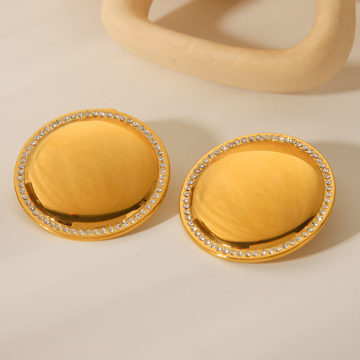 Orecchini a perno da donna minimalisti alla moda in acciaio inossidabile placcato oro 18 carati con strass rotondi geometrici