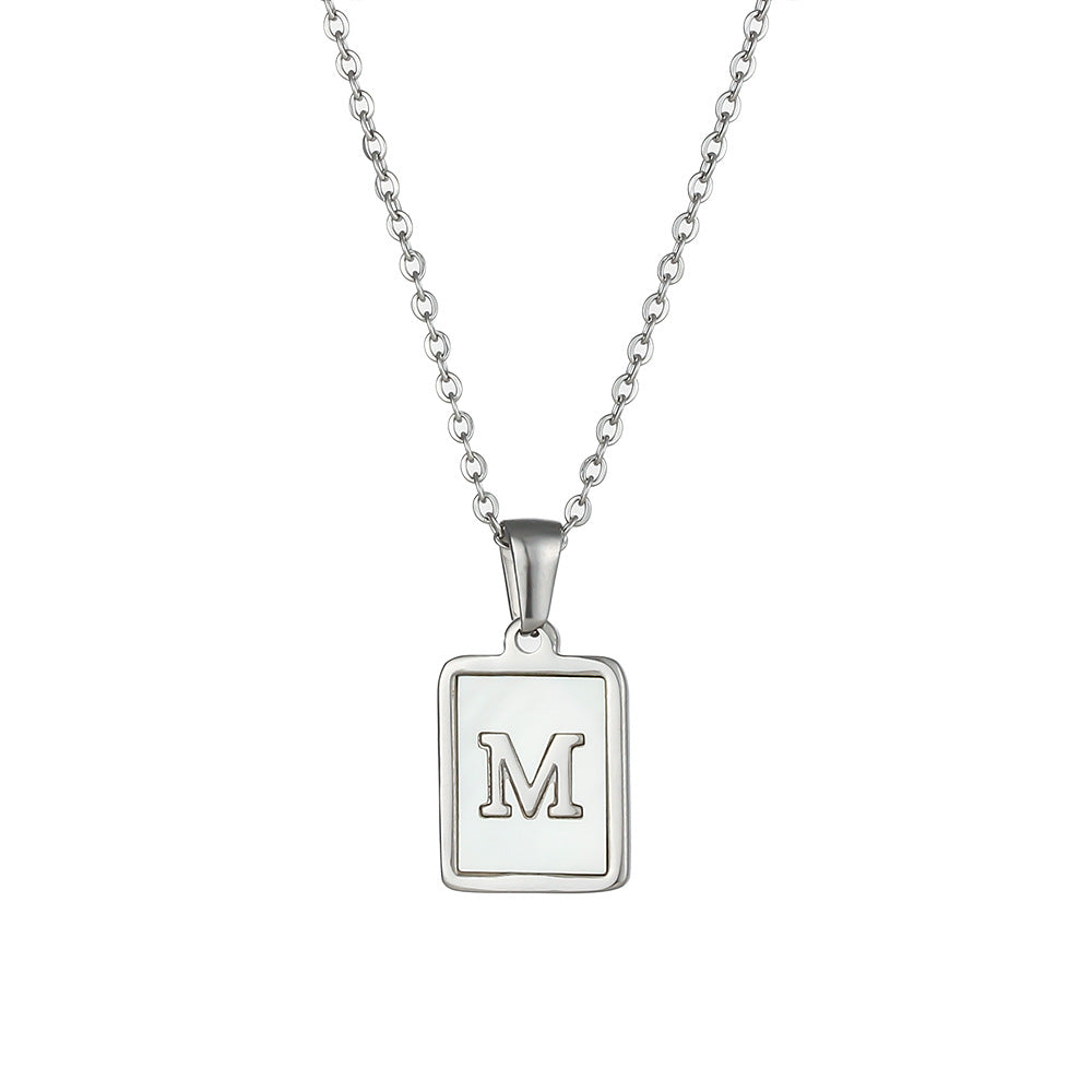 Collana con Ciondolo a Lettera Minimalista in Acciaio al Titanio per Donna con Finitura Galvanizzata e Intarsio in Madreperla Bianca Naturale