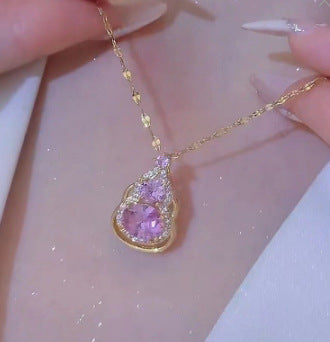 Collana con ciondolo girevole a quadrifoglio in acciaio al titanio con zirconi micropavé da donna