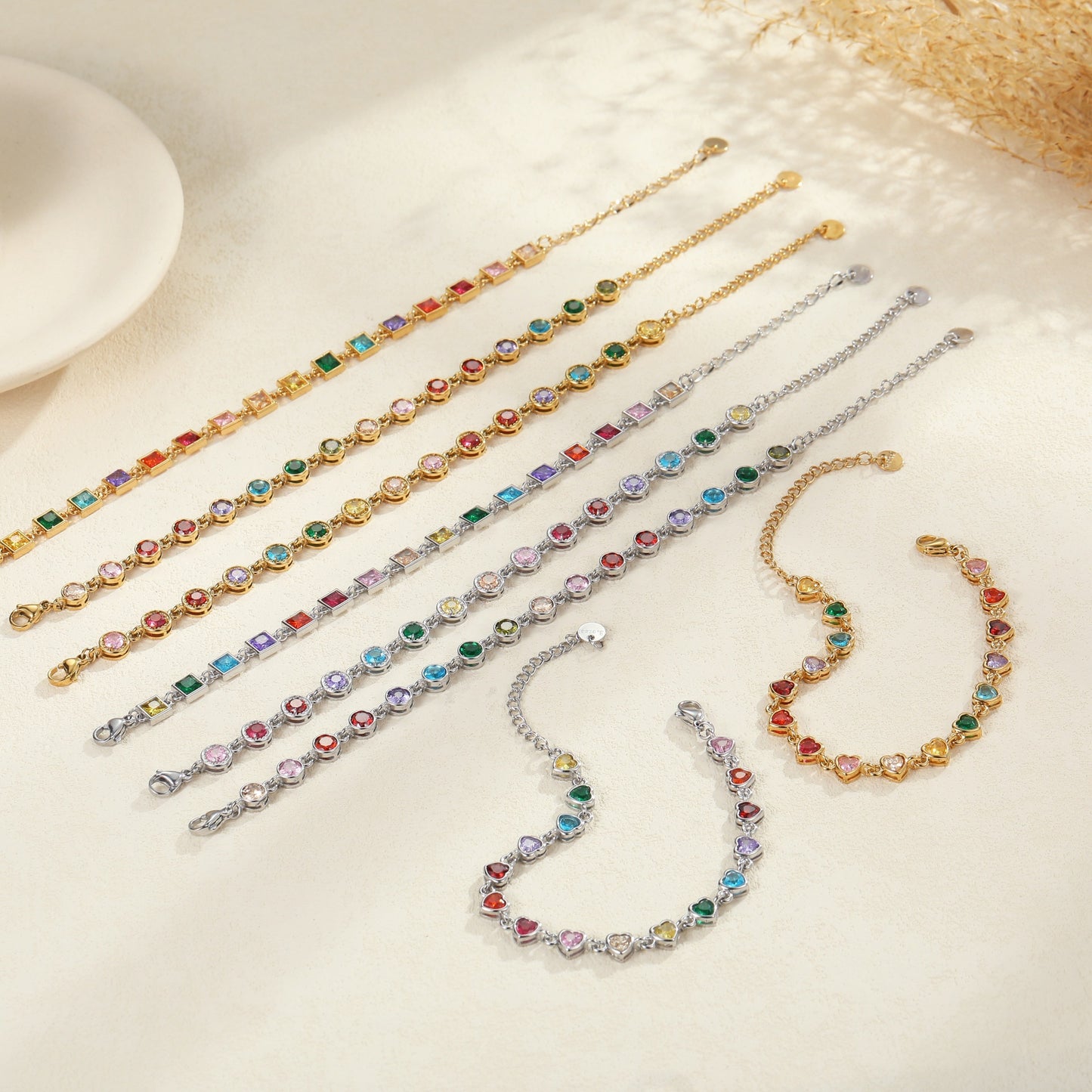 Bracciale da donna alla moda in acciaio inossidabile con geometria, placcatura in oro 18 carati e dettagli in zirconi colorati
