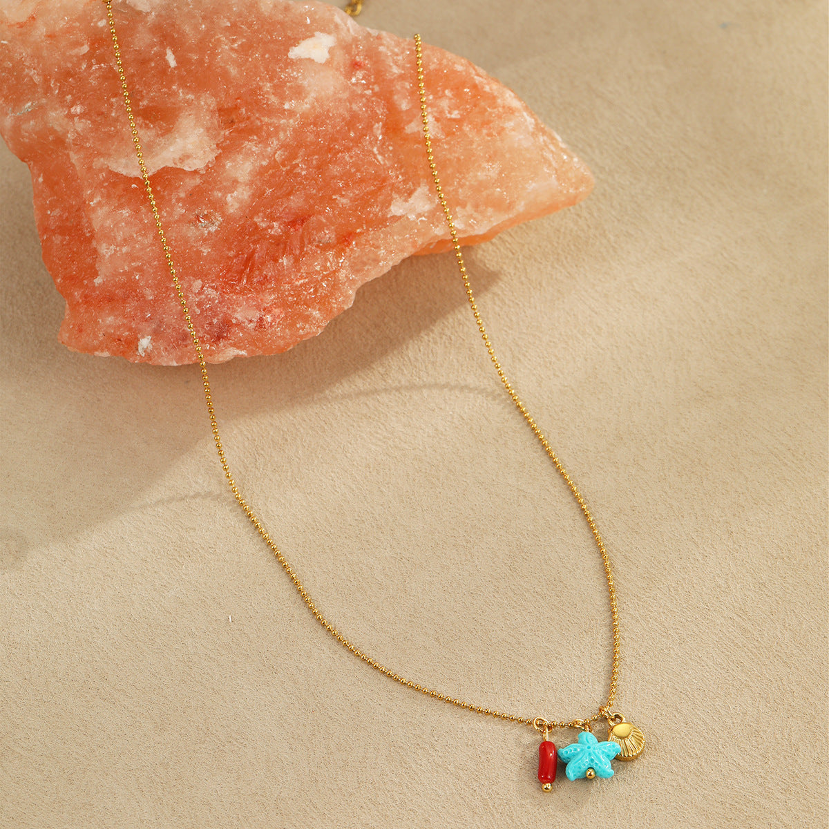 Collana con pendente a conchiglia da donna, ispirata all'oceano, alla moda, in acciaio inossidabile placcato oro 18 carati, design geometrico, lunghezza regolabile