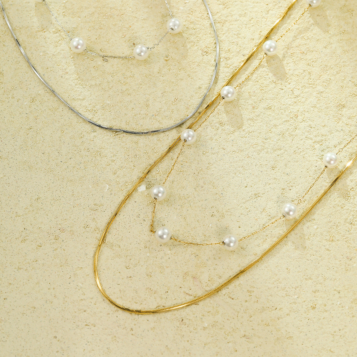 Elegante collar minimalista de cadena de serpiente de acero inoxidable para mujer con acabado chapado y elegante diseño para llevar en capas