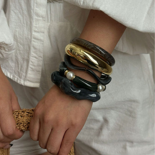 Bracciale rigido da donna con tubo curvo geometrico placcato acrilico nero stile minimalista