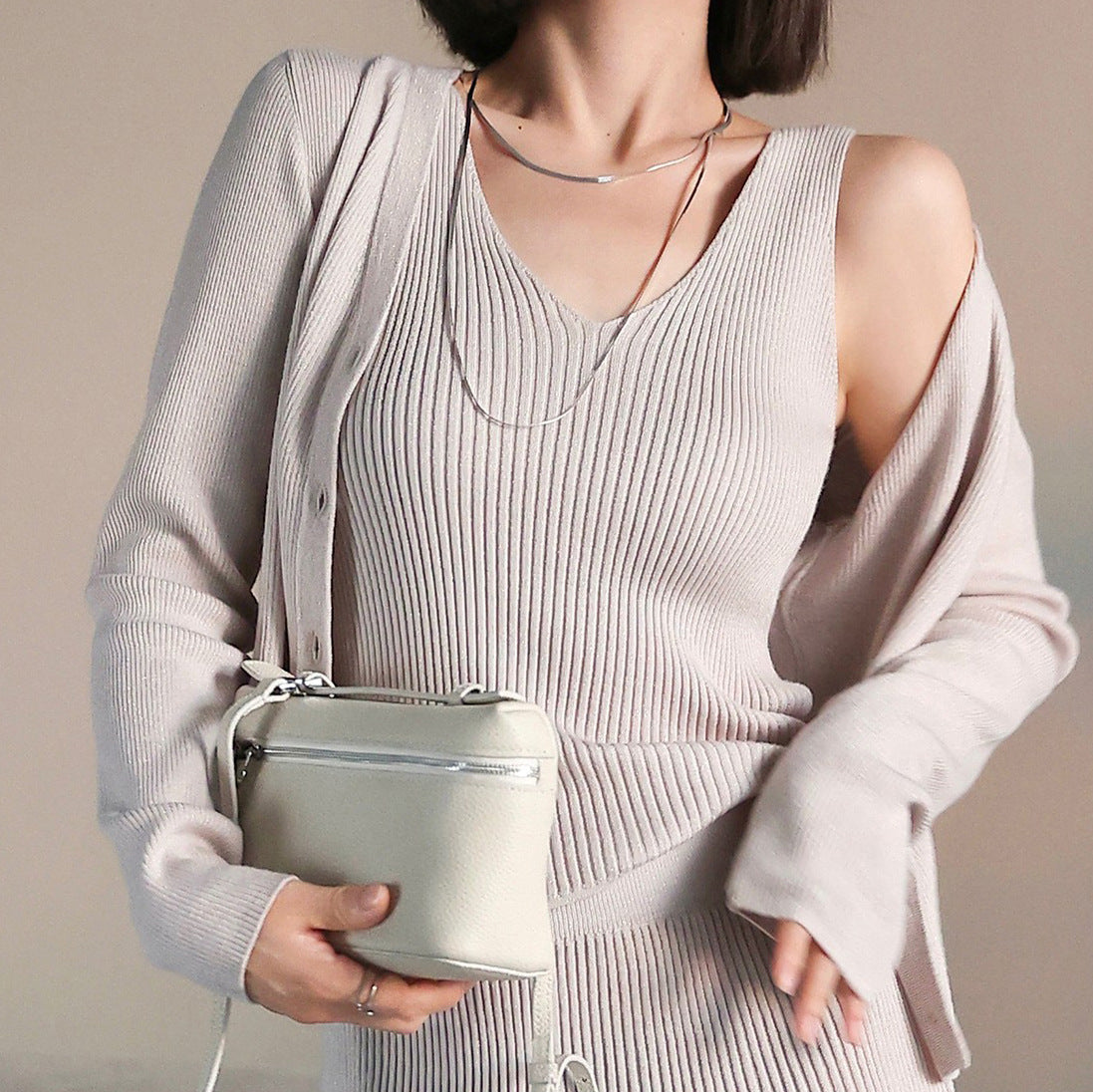 Collana da donna a maglie lunghe multistrato placcata oro in acciaio al titanio a forma di U, minimalista e alla moda, con catena a serpente