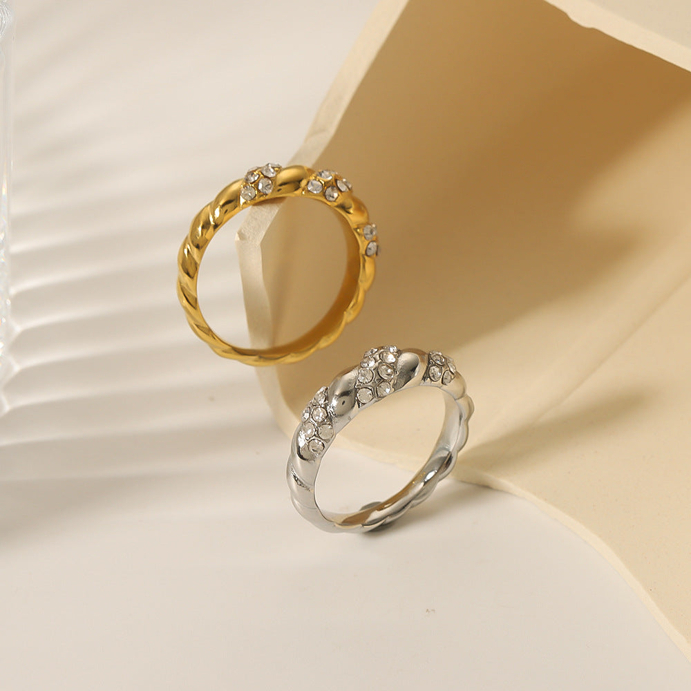 Anello Minimalista Vintage in Acciaio Inox a Corda Ritorta con Placcatura in Oro 18K e Dettagli in Strass Pavé