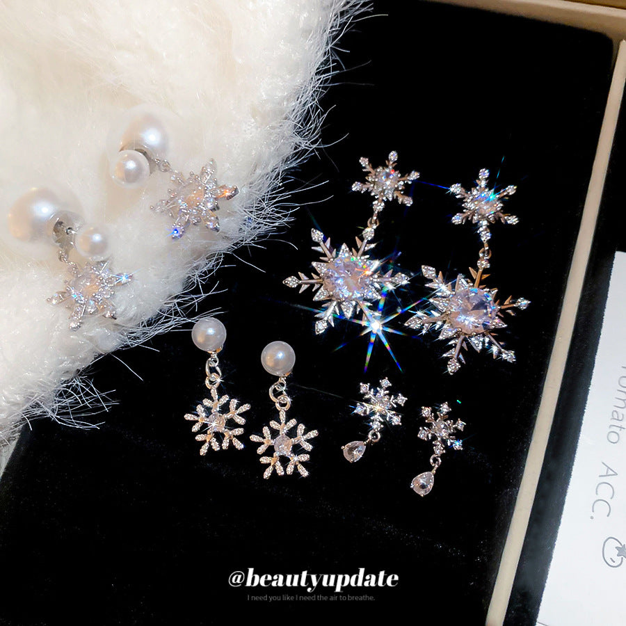 Orecchini da donna chic a forma di goccia con perle simulate e dettagli a fiocco di neve in zircone
