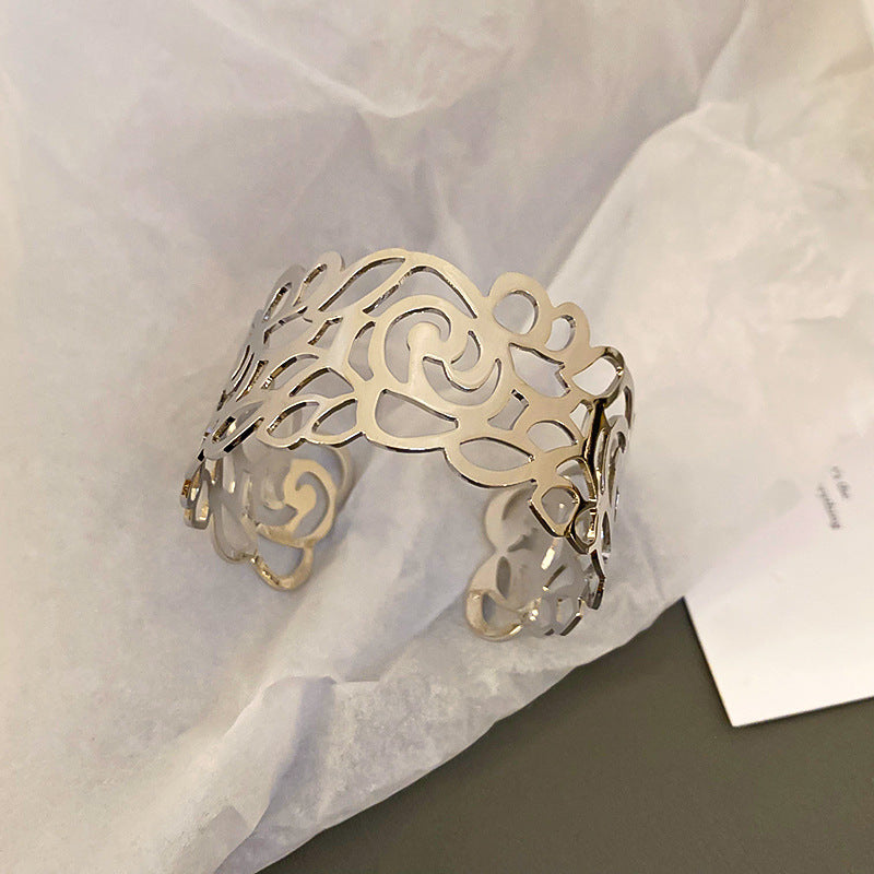 Pulsera de metal con patrón de cuadrícula geométrica de tono frío minimalista con acabado galvanizado para mujer
