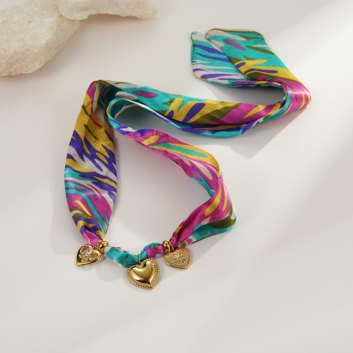 Elegante collar de acero inoxidable chapado en oro de 18 quilates con forma de corazón para mujer