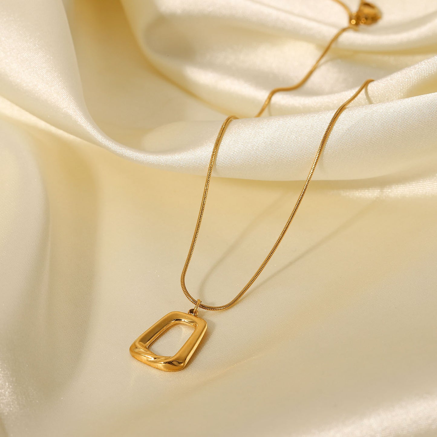 Collar Colgante de Acero Inoxidable Geométrico Retro con Amuleto Cuadrado Hueco Chapado en Oro de 18K Joyería de Moda para Mujer