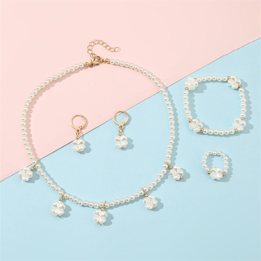 Set collana per bambini minimalista con cuore e farfalla in perle, design con perline e catena a sfere rotonde