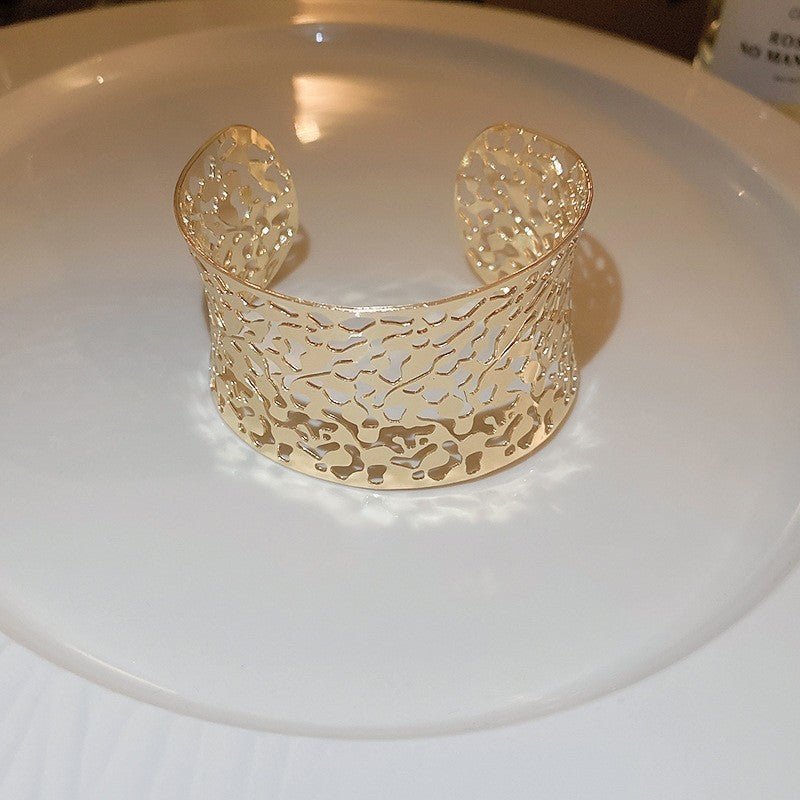 Pulsera Cóncava Irregular Minimalista para Mujer en Aleación de Latón con Acabado Galvánico