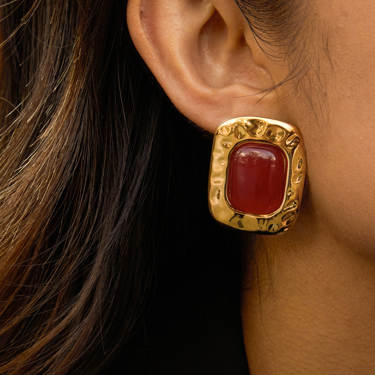Pendientes minimalistas de acero inoxidable geométricos con incrustaciones de resina ámbar y acabado chapado para mujer