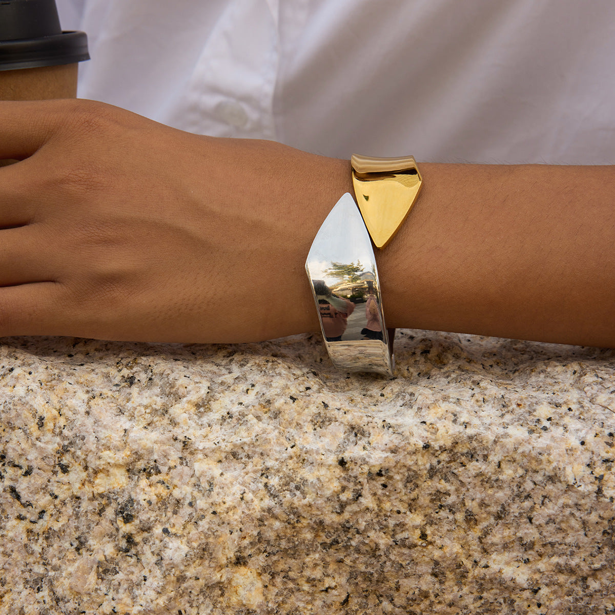 Pulsera minimalista geométrica de acero de titanio con resorte y acabado chapado para mujeres y hombres
