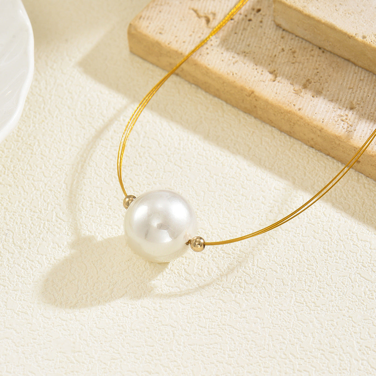 Elegante collana di perle geometrica da donna con finitura placcata, catena regolabile per clavicola, gioiello minimalista di tendenza