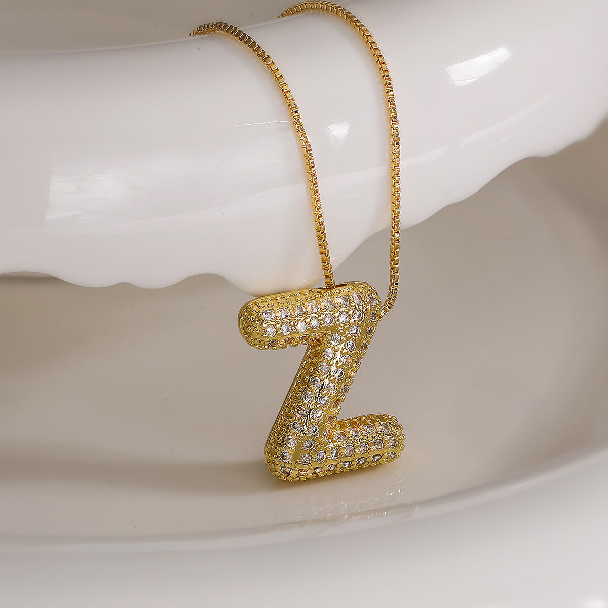 Collana con ciondolo a lettera geometrica minimalista da donna con intarsio in zircone in rame