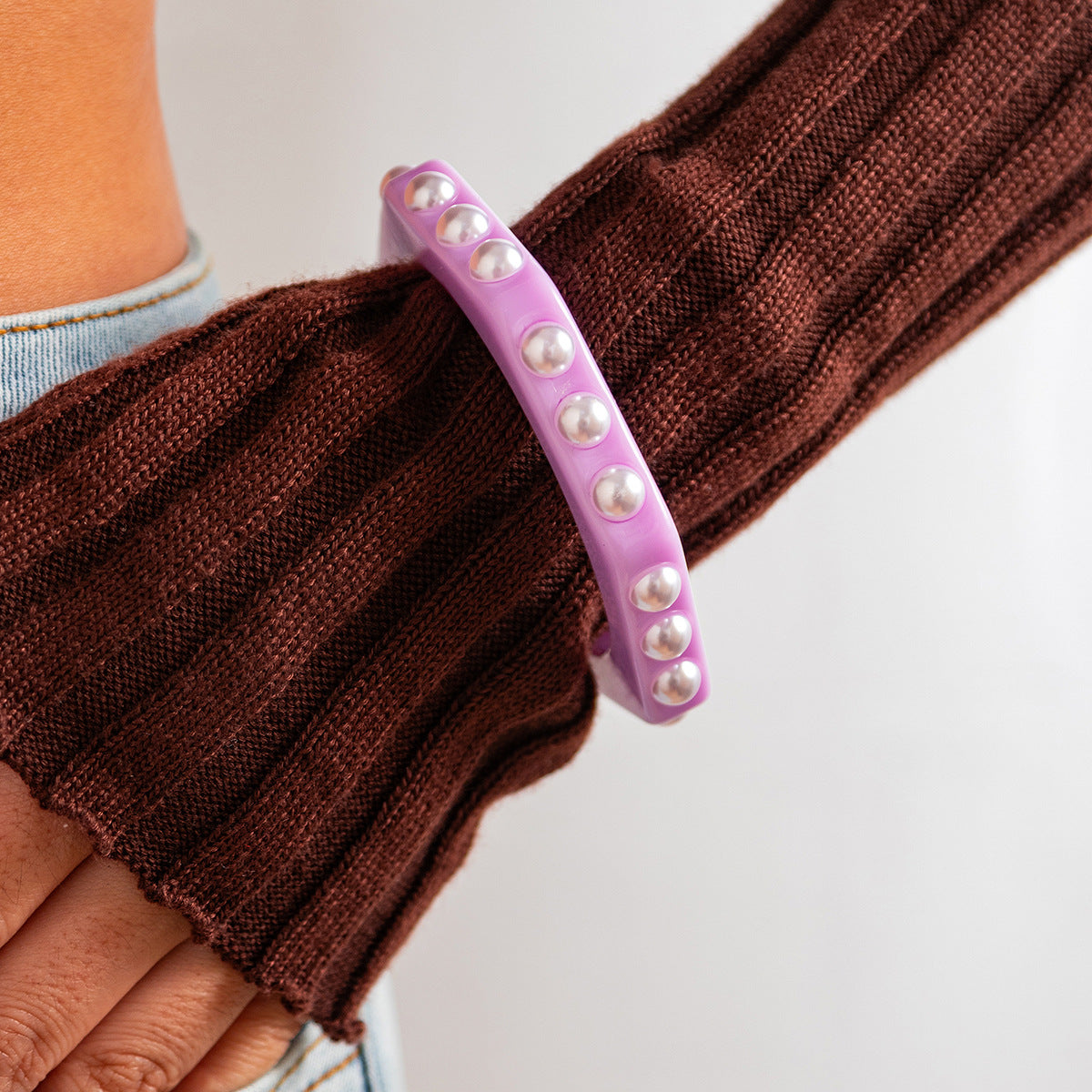 Pulsera ancha tipo brazalete de resina con efecto perla irregular estilo Ins, con polvo brillante y detalles de lunares