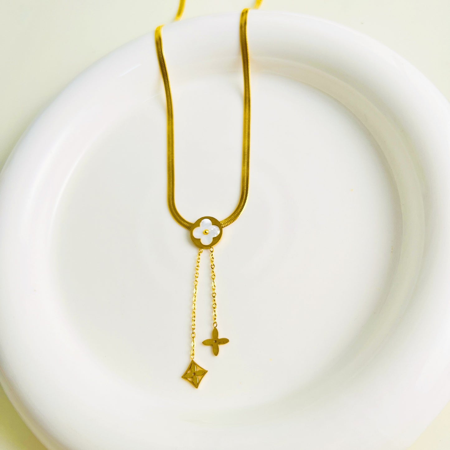 Collana a Croce Minimalista di Lusso in Acciaio al Titanio con Motivo Floreale e Design a Catena a O per Unisex