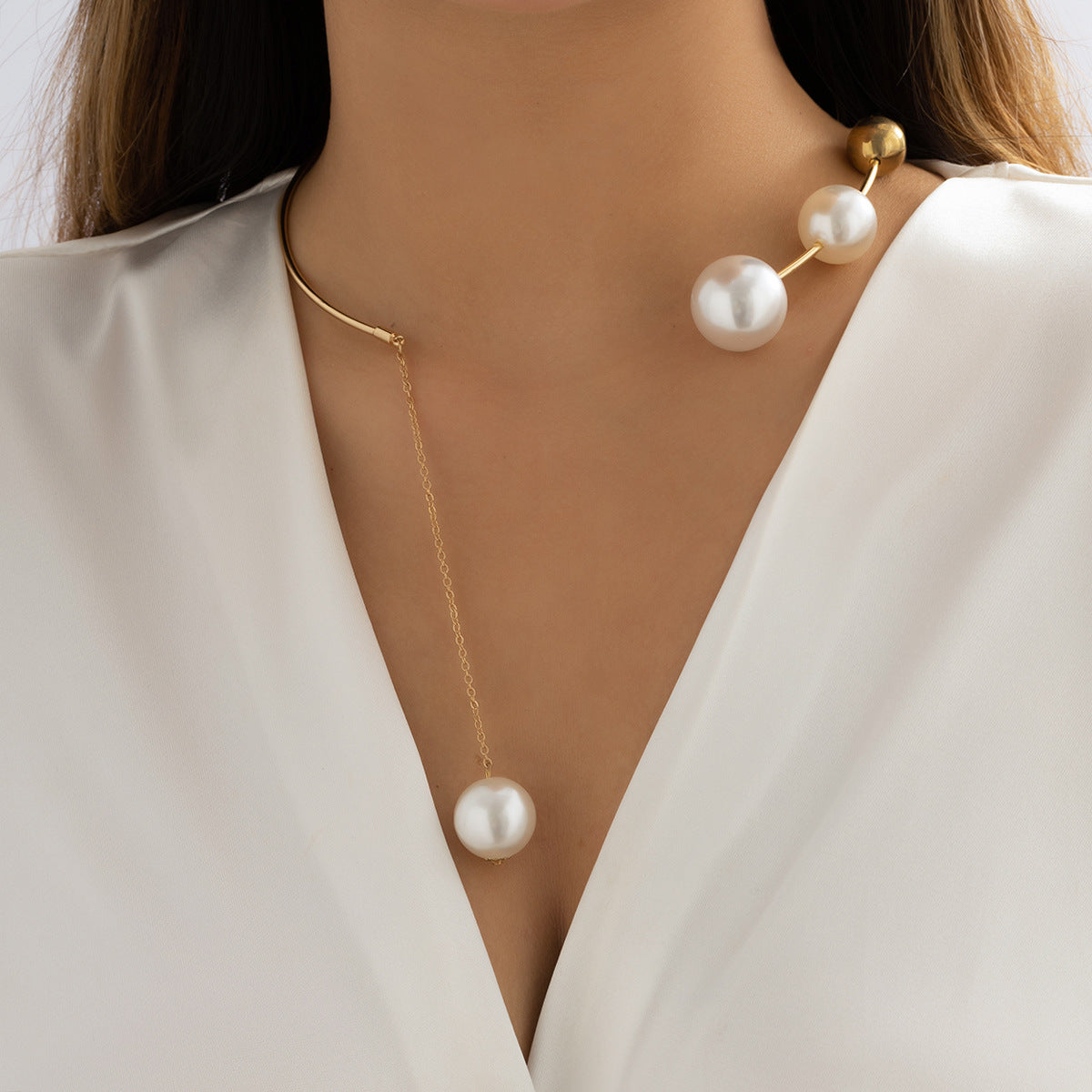 Collana a Pendente da Donna a Cerchio Geometrico Tonalità Fredde Minimalista con Finitura Galvanizzata e Nappa di Perle Imitazione