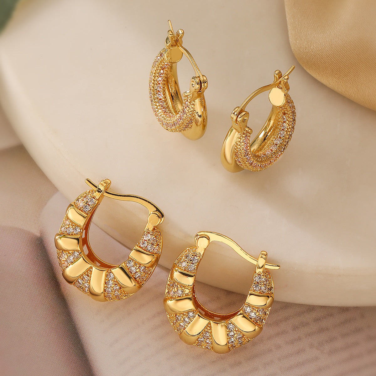 Orecchini da donna geometrici minimalisti placcati oro con zirconi e design a forma irregolare